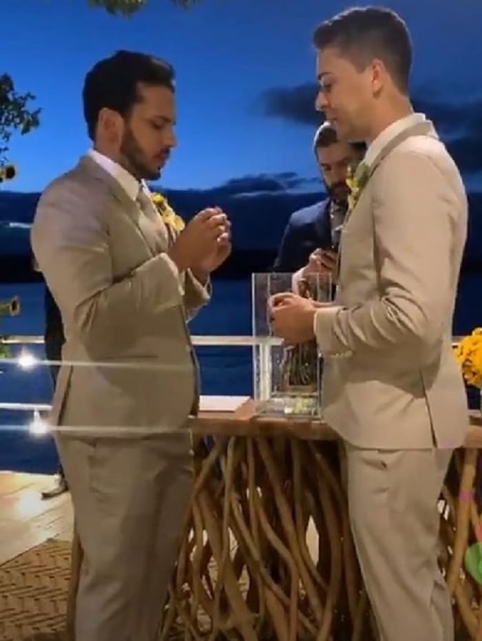 Famosos marcam presença no casamento de Carlinhos Maia e Lucas Guimarães