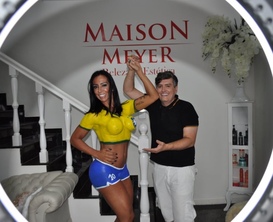 Com 51 anos, Marta Bandeira exibe corpo perfeito em pintura corporal