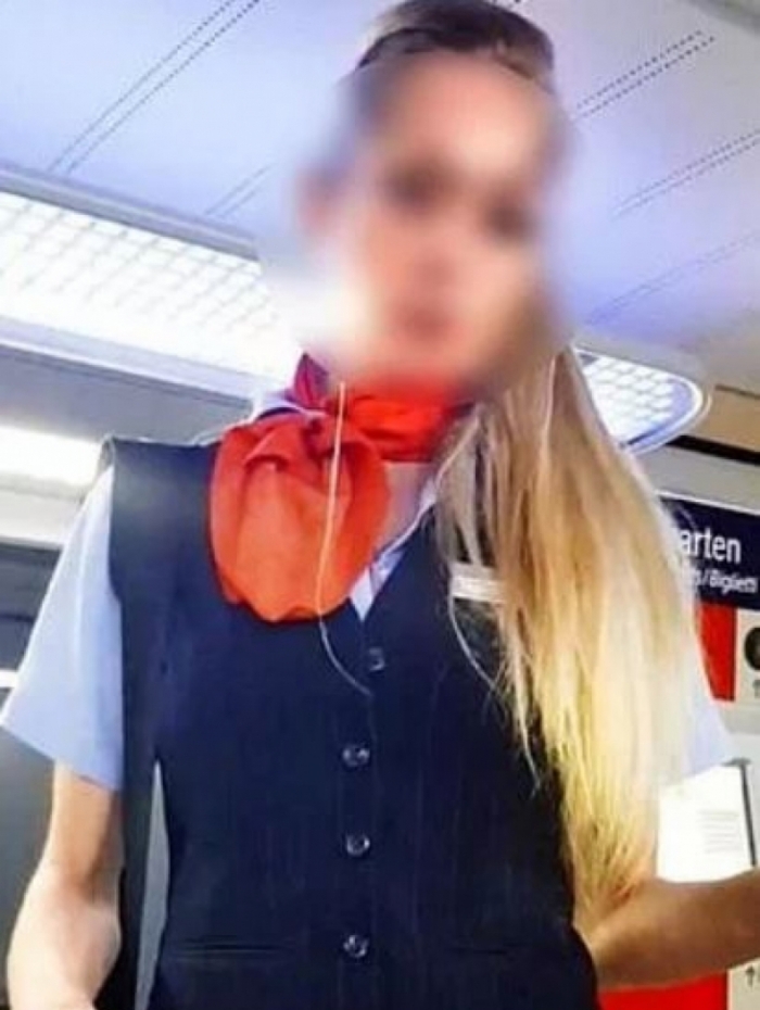 Funcionária de companhia ferroviária alemã aparece de uniforme e chicotinho em filme pornô na Internet
