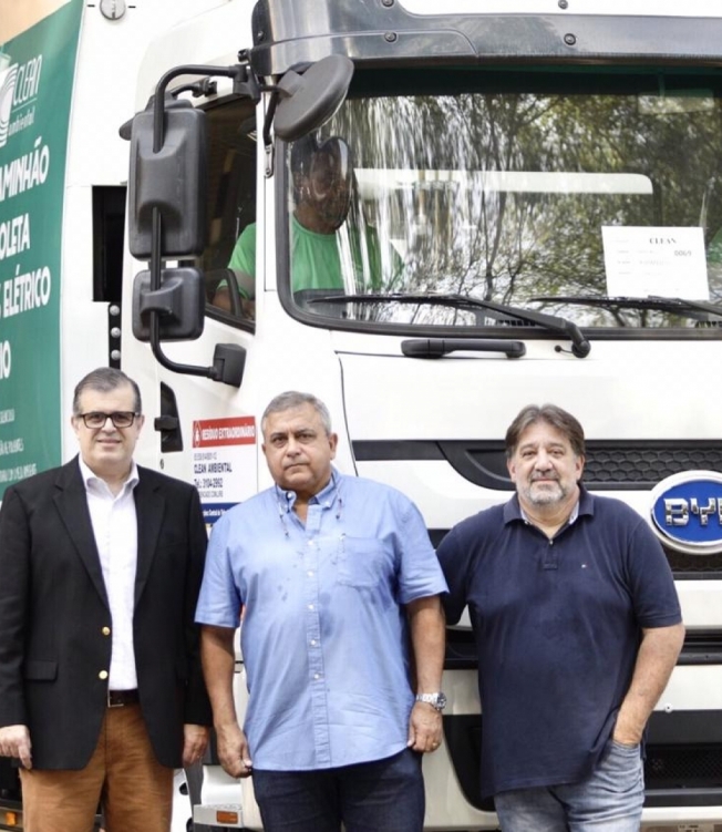 Carlos Roma, diretor de vendas BYD Brasil (à esquerda), Eduardo Días Almeida, presidente da Clean Ambiental, Marcelo Penna, diretor-presidente do Cadeg
