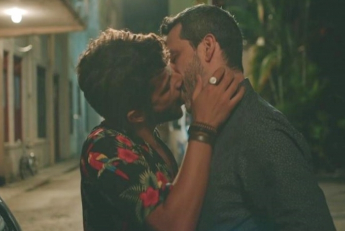 Beijo gay em 'Sob Pressão' exibido na última quinta-feira