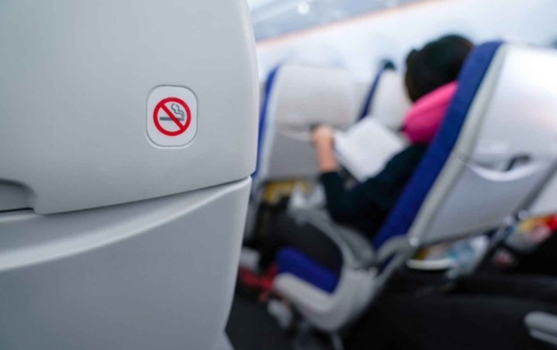 Homem &eacute; preso ao acender cigarro dentro de avi&atilde;o 