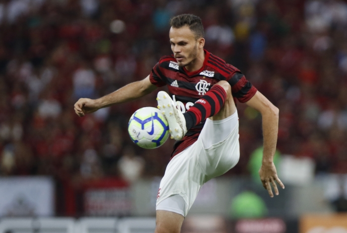 Renê, lateral do Flamengo, entrou em campo para ajudar o Picos, time de sua cidade natal