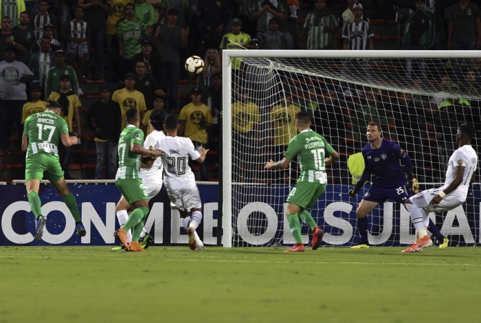 Colombia's Atletico Nacional Hernan Barcos (L) heads to score against Brazil's Fluminense during their Copa Sudamericana football match at the Atanasio Girardot stadium, in Medellin, Antioquia department, Colombia on May 29, 2019. (Photo by JOAQUIN SARMIENTO / AFP)
      Caption