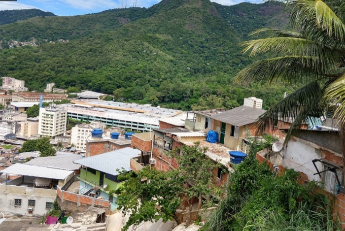 Homem que vendia drogas sintéticas e foi preso no Alto da Boa Vista é ligado ao tráfico no Morro do Borel (foto), na Tijuca, de acordo com a polícia