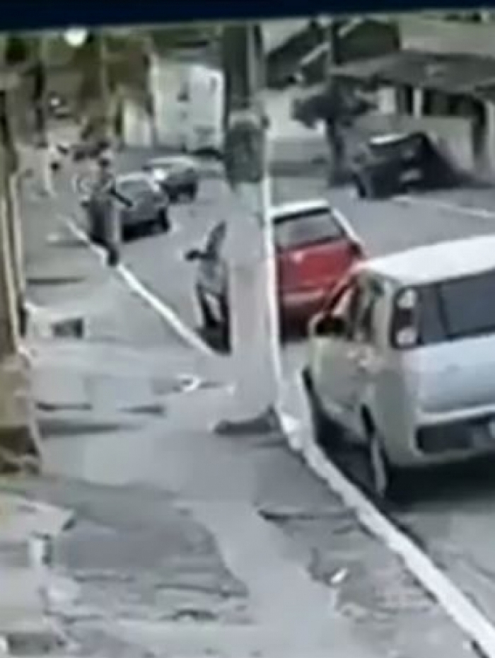 Momento em que criminosos colidem com poste foi filmado por câmera de segurança