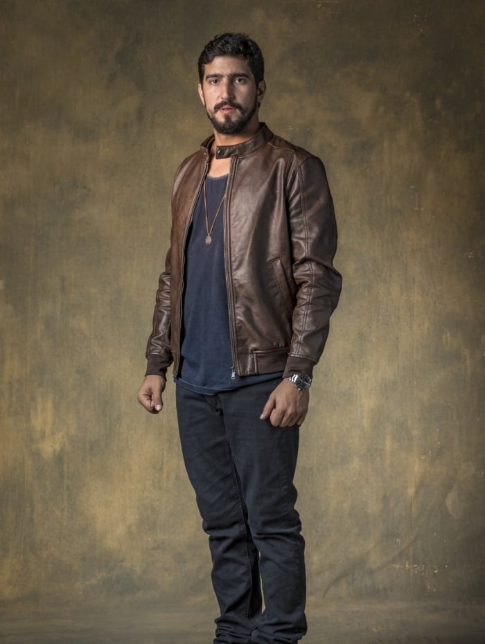 Jamil (Renato Góes) fica internado após ser atropelado por um carro
