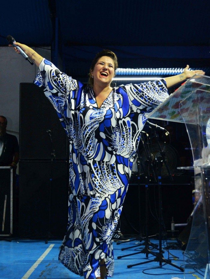 A cantora Maria Rita canta seus maiores sucessos de carreira em show