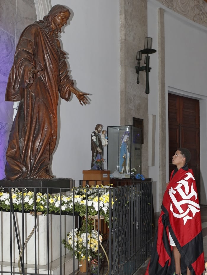 Torcedores falam sobre a troca de t&eacute;cnico do Flamengo, com a sa&iacute;da de Abel Braga, na Igreja de S&atilde;o Judas Tadeu