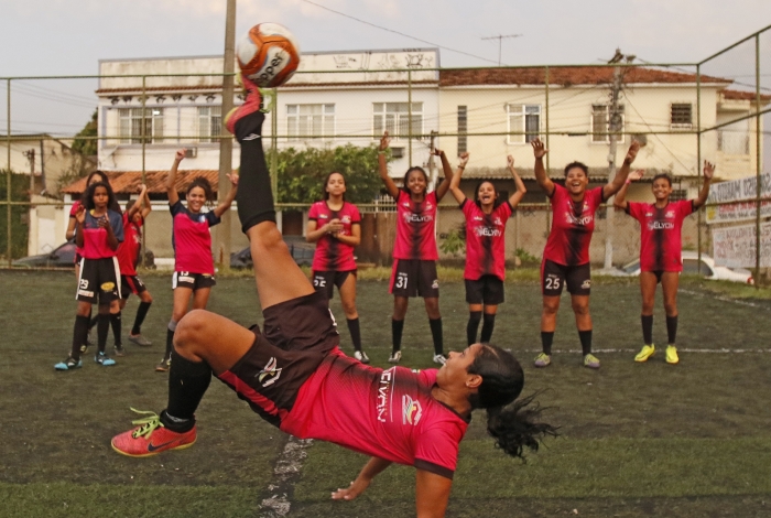 Rio de Janeiro - RJ  - 30/05/2019 - meninas entendem de futebol - apos declraçao do prefeito Marcelo Crivella, dizendo que meninas nao entendem de futebol,  meninas da equipe de futebol dos Bancarios provam o contrario - na foto, Mariana Cristina da Silva Santos, faz jogada de efeito - Foto Reginaldo Pimenta / Agencia O Dia