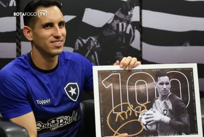Homenageado pela diretoria, Gatito Fernández exibe a placa em alusão aos seus 100 jogos pelo Botafogo