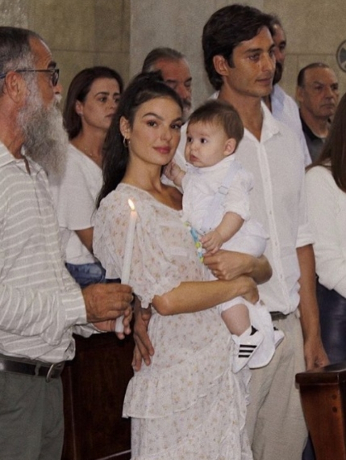 Isis Valverde batiza Rael