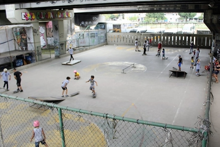 Aulas do Coletivo Skate Maré acontecem em quadra de futebol 