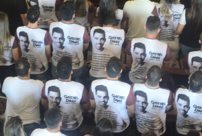 Familiares e amigos na missa de sétimo dia de Gabriel Diniz