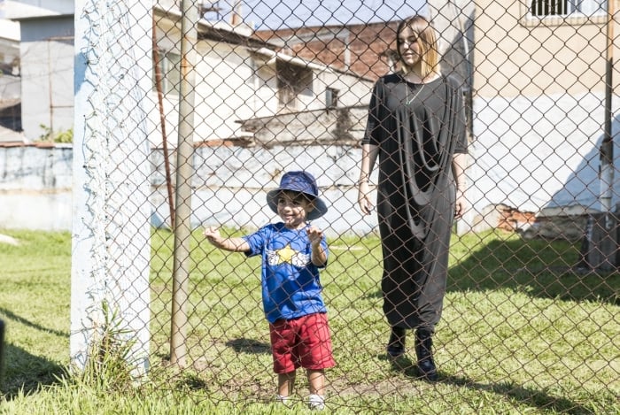 
  Dalila (Alice Wegmann) brinca com Raduan (Breno Delatorre).      Caption