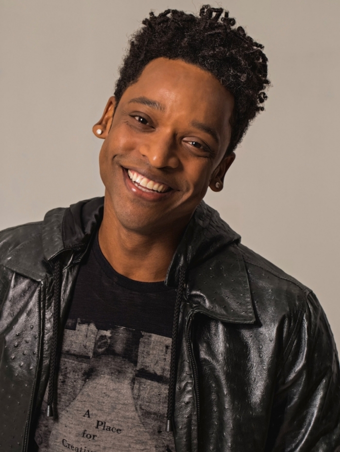 Alex Brasil faz desabafo sobre negros na TV e recomenda a plataforma Afroflix
