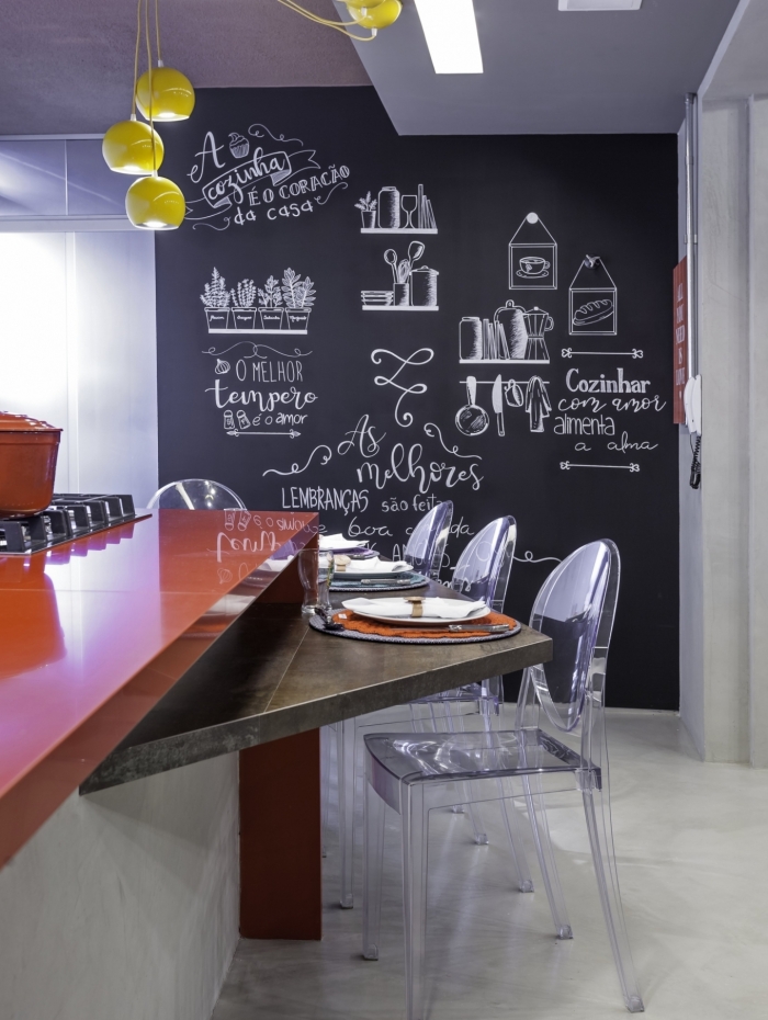 A quantidade de camadas depende da parede. Em uma lisa, cerca de quatro demãos são suficientes
