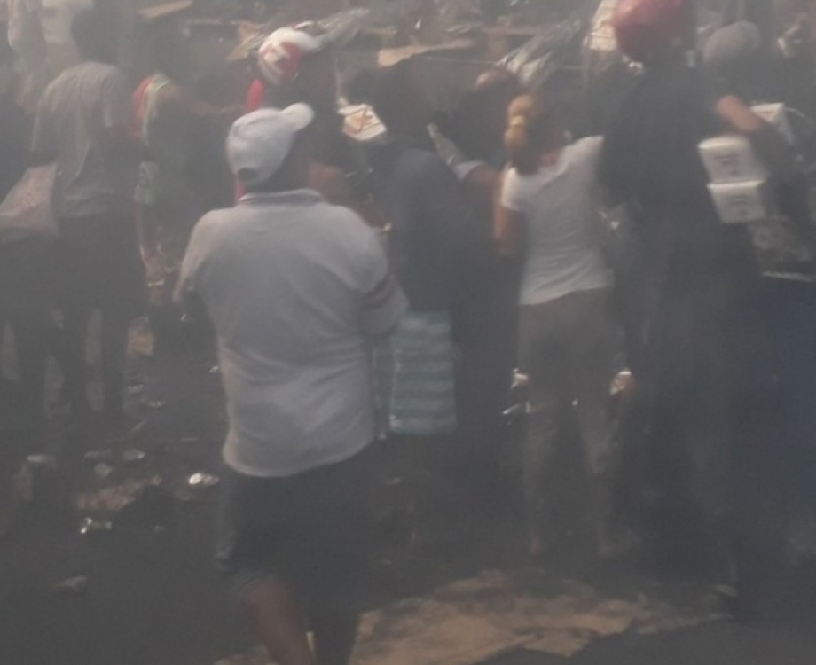 Pessoas entram em caminhão em chamas para retirar carga de cerveja