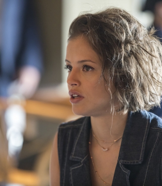 Josiane ir&aacute; parar atr&aacute;s das grades - Globo / Paulo Belote