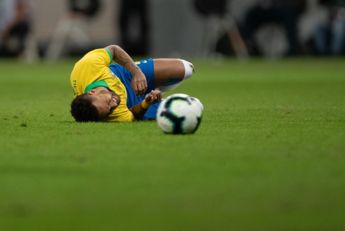 Caído no gramado, Neymar sofreu lesão no tornozelo direito e foi levado a uma clínica para exames