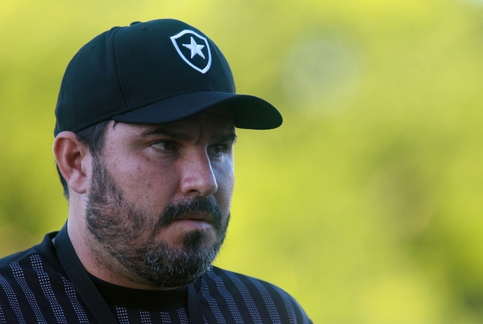 O técnico Eduardo Barroca ainda tenta fazer o Botafogo vencer a primeira fora de casa neste Brasileirão