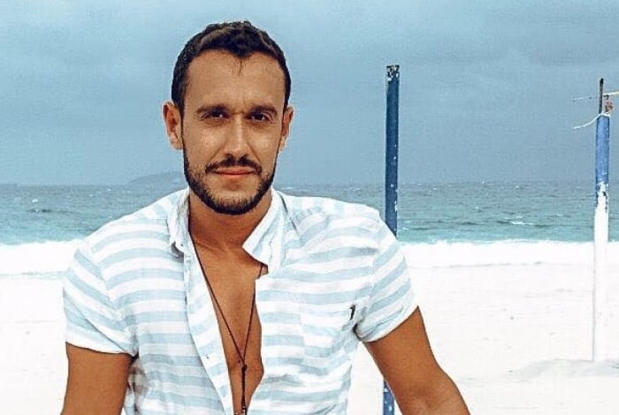 Repórter do TV Fama posa para campanha e aparece só de sunga