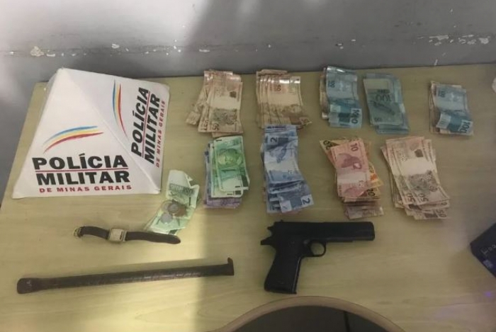 Relógio, revólver e ponteiro não estavam escondidos com as cédulas