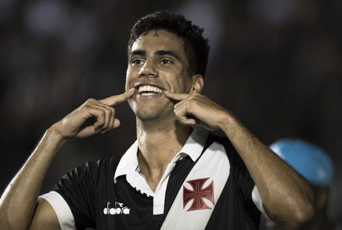 Tiago Reis comemora gol