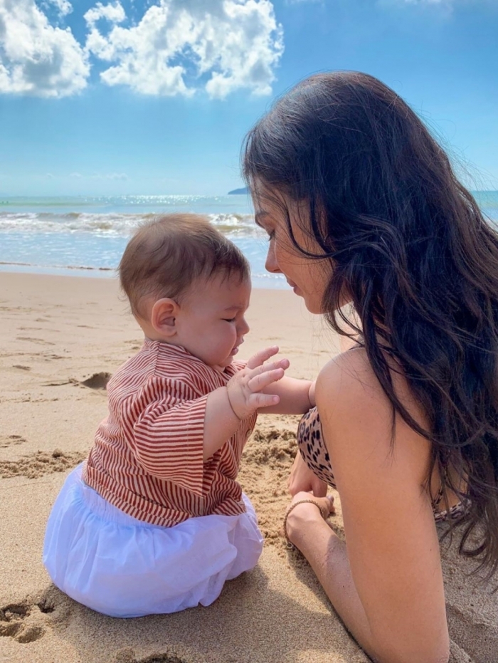 Isis Valverde levou o filho, Rael, à praia