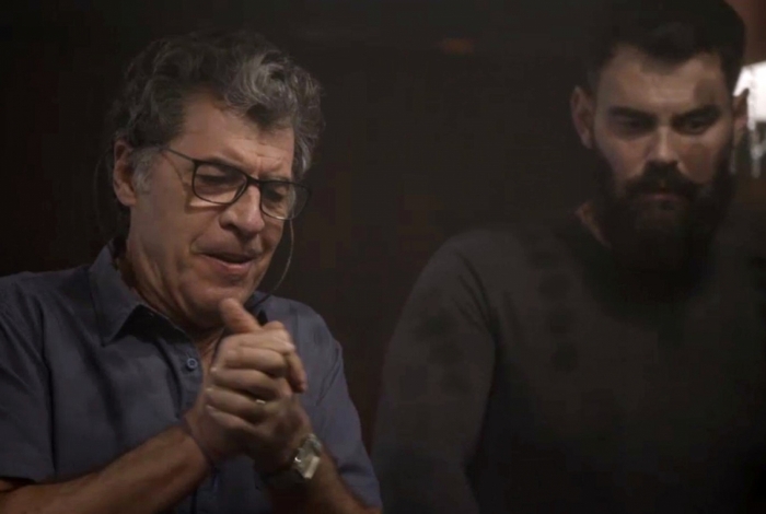 Miguel (Paulo Betti) faz apostas no cassino, em 'Órfãos da Terra'