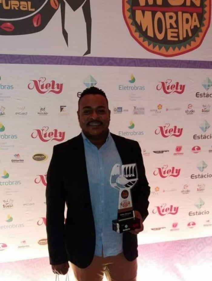 Leandro é aderecista de carnaval e foi preso por homicídio. Família e amigos alegam que ele é inocente