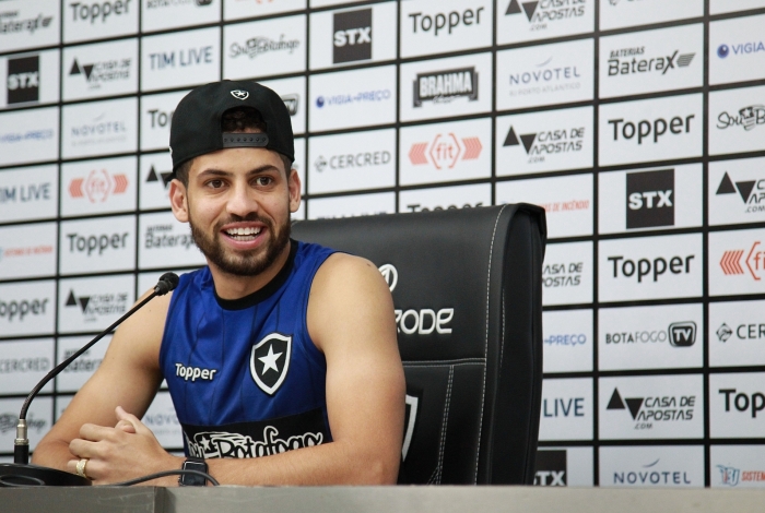 Um dos destaques do Botafogo no Brasileiro, o zagueiro Gabriel pede concentração total contra o Grêmio