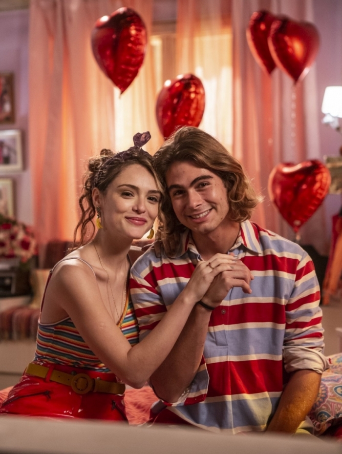 Manuzita (Isabelle Drummond) e João (Rafael Vitti) trocam juras de amor em 'Verão 90' 