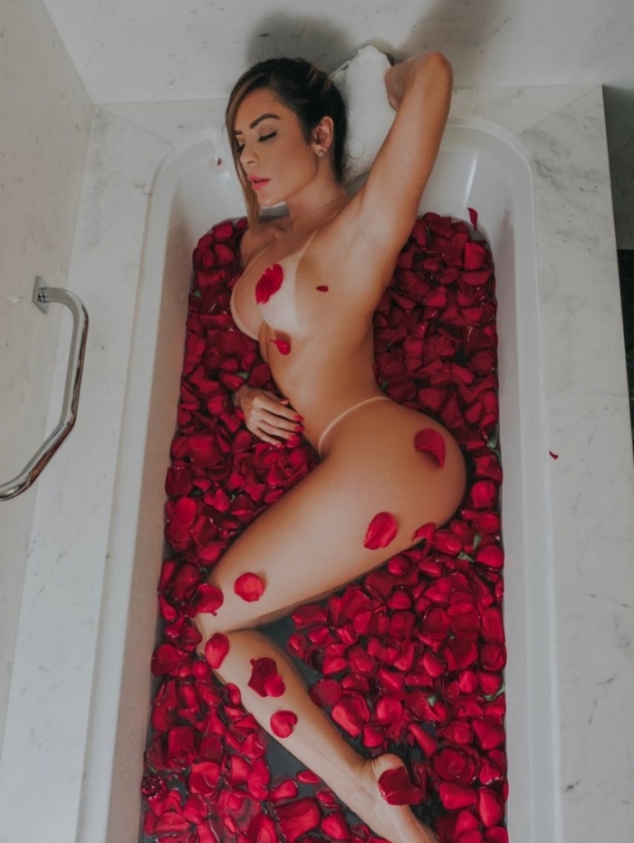 Denise Dias tira o fôlego com banho de rosas no dia dos namorados