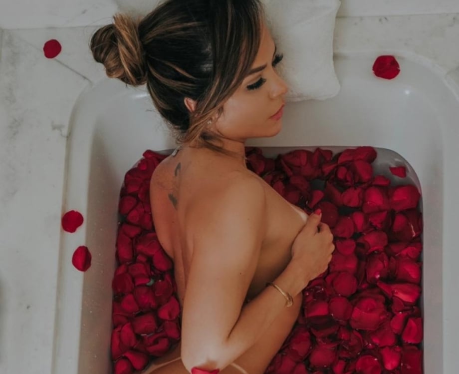 Denise Dias tira o fôlego com banho de rosas no dia dos namorados