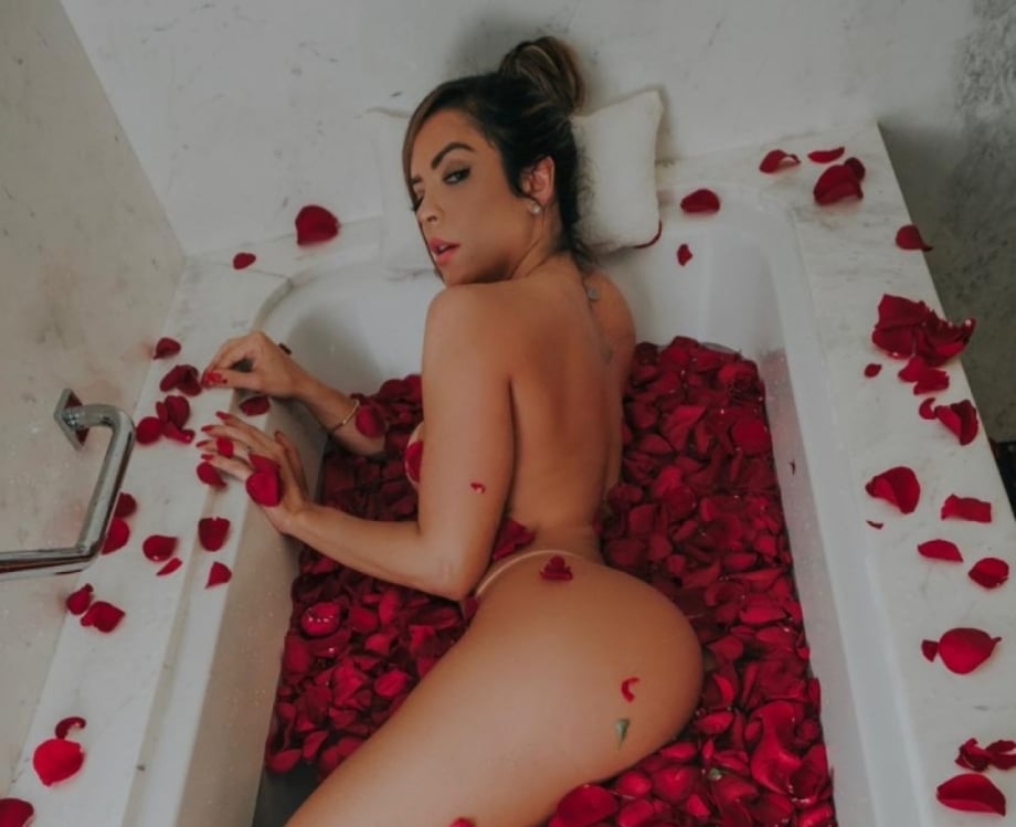 Denise Dias tira o fôlego com banho de rosas no dia dos namorados
