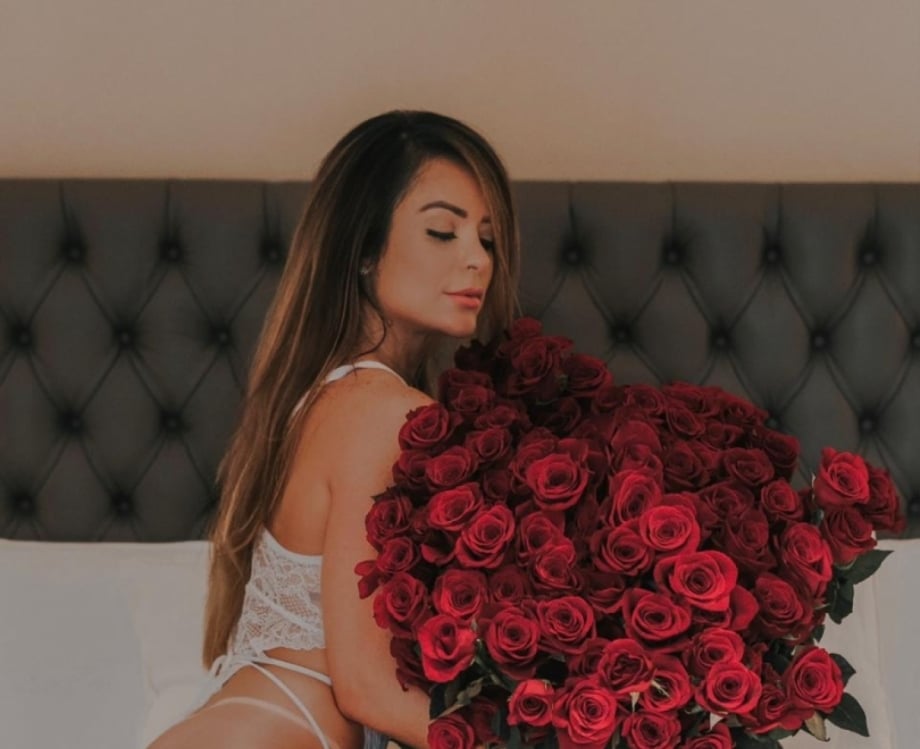 Denise Dias tira o fôlego com banho de rosas no dia dos namorados