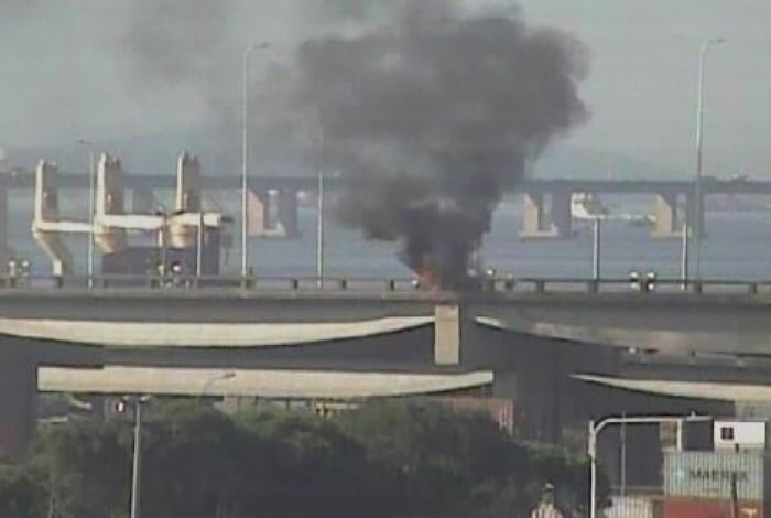 Incêndio em veículo na Ponte Rio-Niterói interdita saída para o Gasômetro