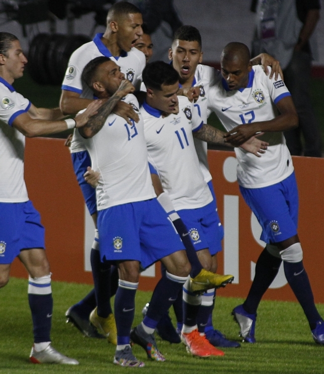 Philippe Coutinho (com a 11) comemora com os companheiros - MIGUEL SCHINCHARIOL / AFP