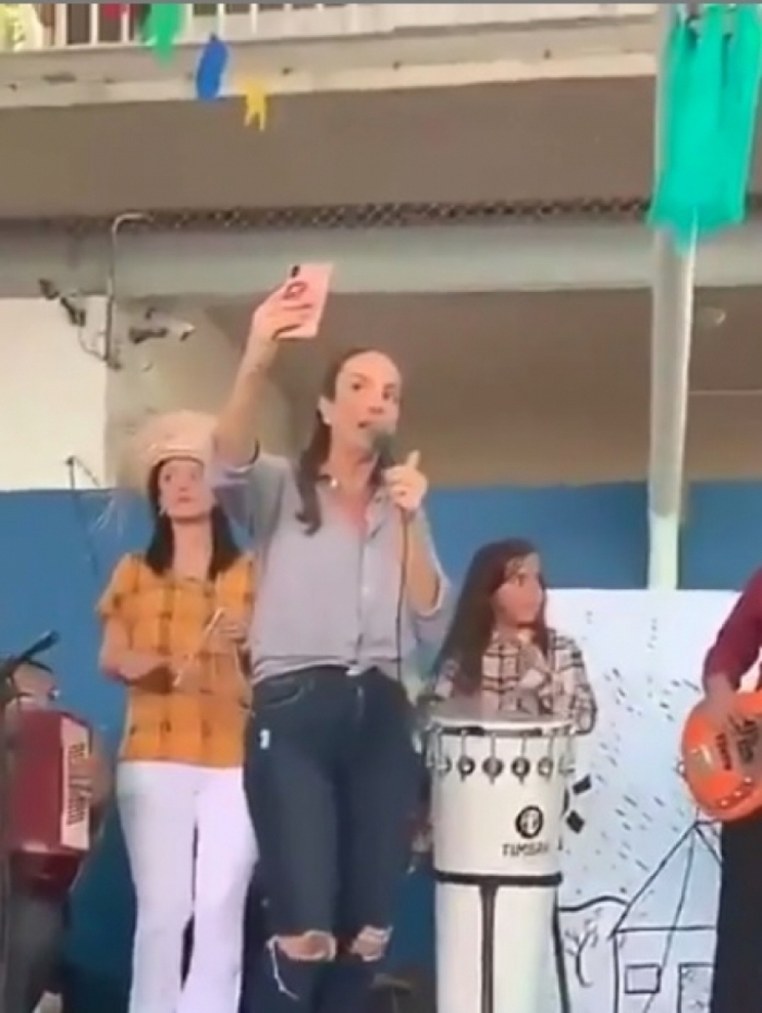 Ivete canta em festa junina 