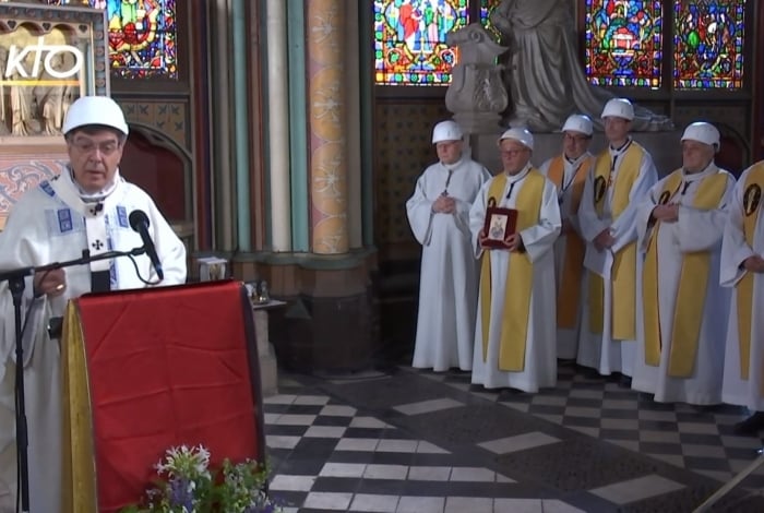 Padres usam capacete em missa em Notre-Dame