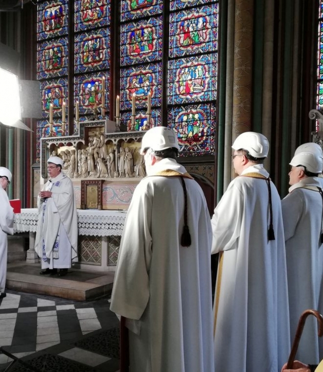 Notre Dame celebra primeira missa em dois meses - Agência Brasil