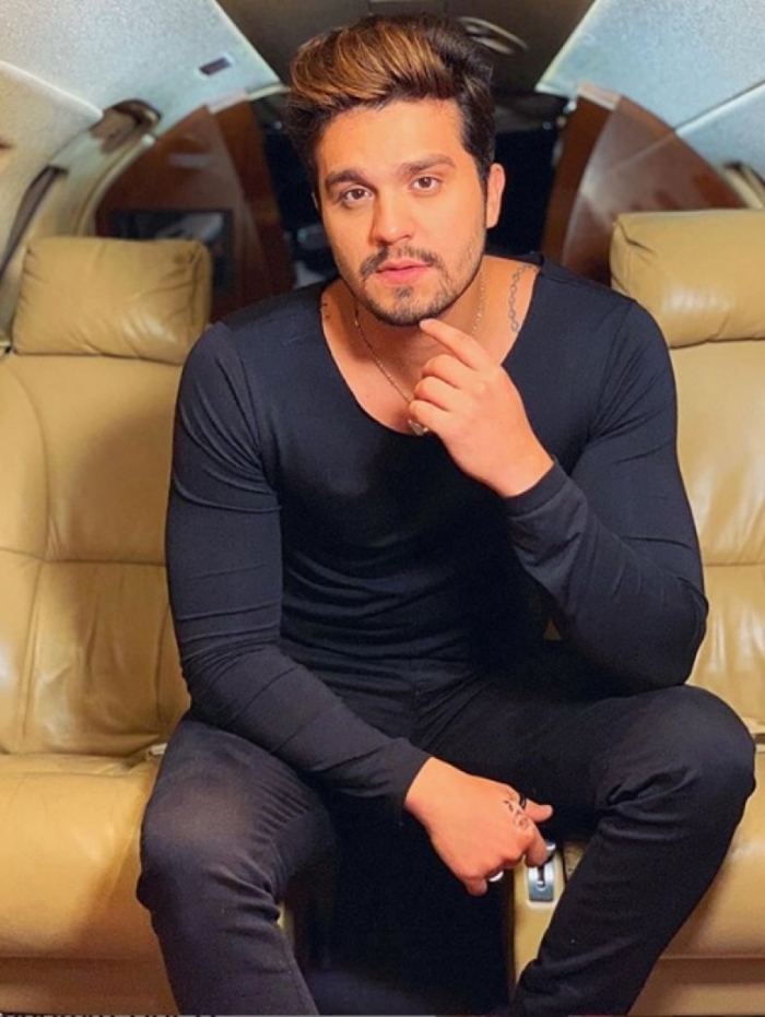 Luan Santana surge usando aliança