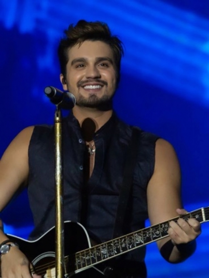 Luan Santana exibe alian&ccedil;a em show