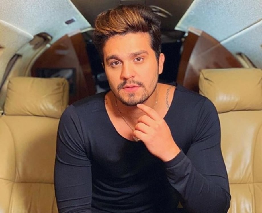 Luan Santana surge usando alian&ccedil;a