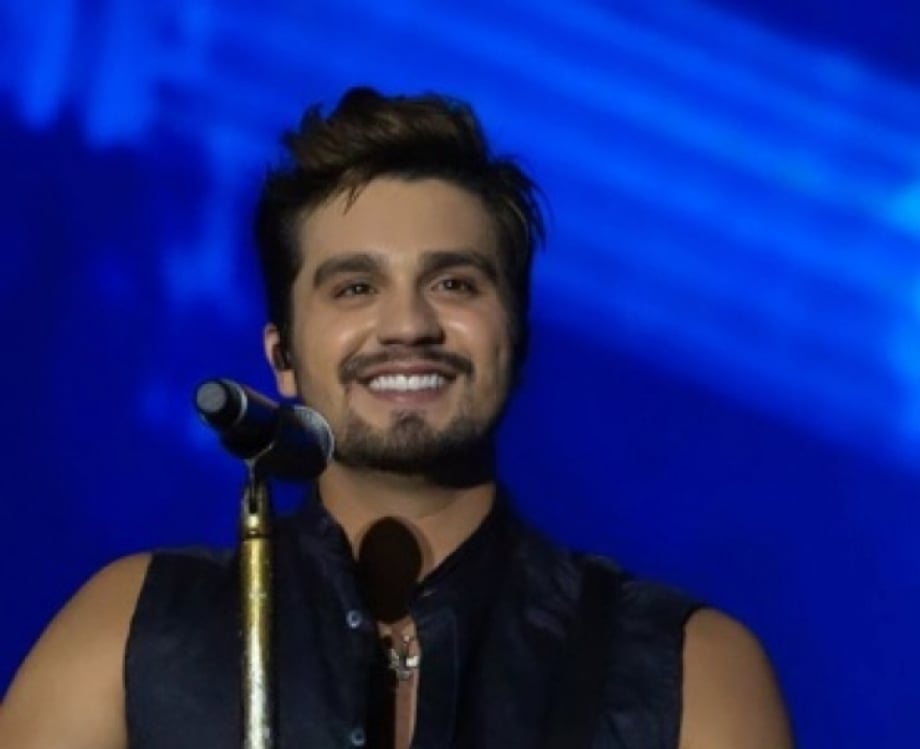 Luan Santana exibe alian&ccedil;a em show