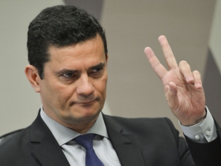 Sérgio Moro acompanha Bolsonaro no debate da Band