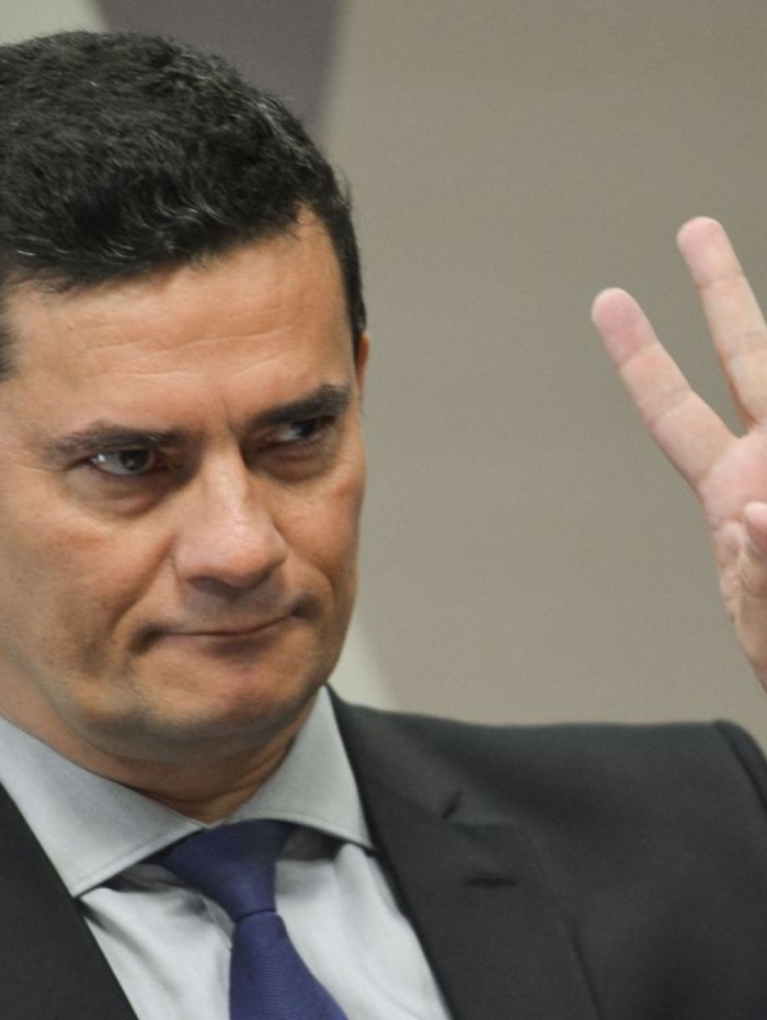 Sergio Moro ficou ao lado de Bolsonaro nos intervalos do debate