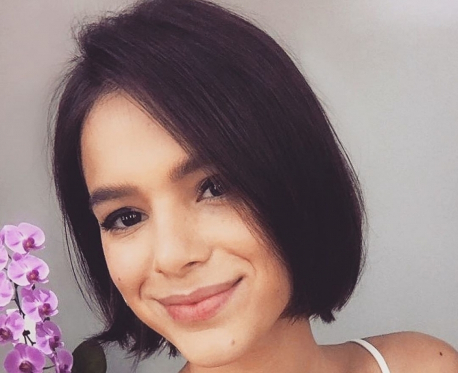 Bruna Marquezine muda visual na lua cheia
