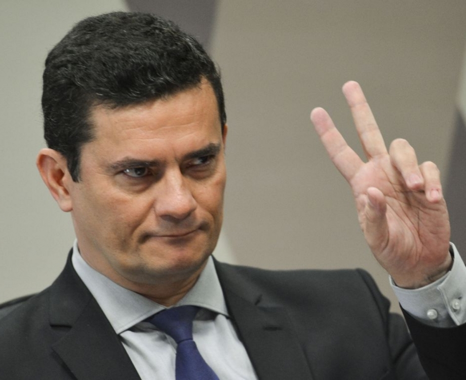 Sergio Moro ficou ao lado de Bolsonaro nos intervalos do debate